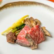 十勝ハーブ牛は、黒毛和牛とホルスタインから産まれた国産牛。時間をかけて丁寧に、じっくり仕上げたジューシーな一品です。コース内の一品となり、仕入れ状況により提供のない場合もあります。