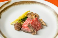 優しくやわらかい味わい。じっくり仕上げたジューシーな『十勝ハーブ牛のローストビーフ』