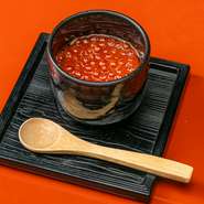 北海道産のイクラを贅沢に敷きつめた、ちょっとリッチな冷製の茶碗蒸しです。SNS映えするその容姿につい見とれてしまいます。コース内の一品となり、仕入れ状況により提供のない場合もあります。