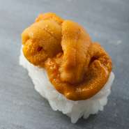 旬ごとに移り変わる北海道産の食材“小樽の味”が、自社空輸で鮮度バツグンの状態で届きます。濃厚な甘さのばふん雲丹は、握りで提供されます。コース内の一品となります。
