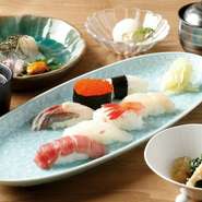 うにダレにつけていただく、特製いかそうめんのついたセットです。
・先付
・いかそうめん
・握り7貫
・止椀
・デザート