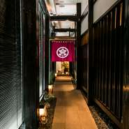 銀座から歩いて5分という絶好のアクセスで、上質な時間を過ごせる個室が6室、予算に合わせた多彩なコースが用意されています。オリジナルのお土産もあって、ワンランク上の接待ができます。