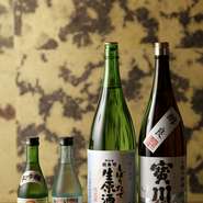 食材だけでなくドリンクも、小樽のものがそろっています。中でも、寿司や刺身にぴったりな、地元の田中酒造の政寿司ラベルのオリジナル本醸造酒がオススメです。
