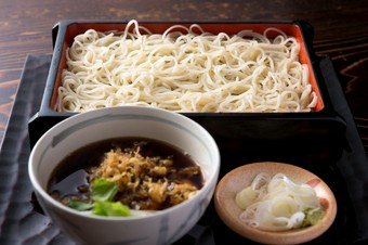 濃い目のつゆにかき揚げが入った元祖『天ざる』