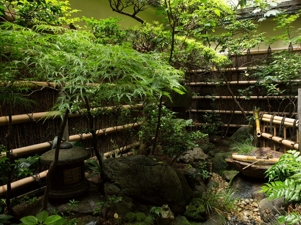 都会のなかに四季を映す窓外の坪庭