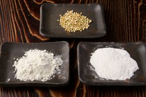個性際立つ2種類の蕎麦粉を使い分け