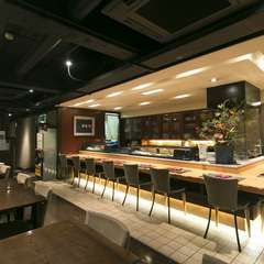 老舗にもかかわらず、寿司店には見えないモダンなインテリア