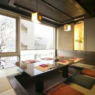 カウンターやテーブル席だけでなく、それぞれ違った趣の個室が５室、用意されています。特に人気は、眺めのいい個室「空中座敷もくれん」。また、どの部屋も座席は掘りごたつ式でバリアフリーになっています。