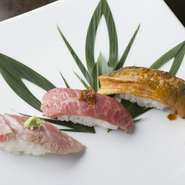 回転寿司などでやるようなバーナーの直火で焦がすのではなく、熟練の職人が備長炭で丹念に炙ります。