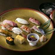 大トロ、ヒラメ、極上仙台牛のローストビーフにぎり、松島産の穴子などなど・・・親方自慢のにぎりが10貫！
特製お椀付き。