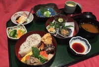 旬を彩る二段重ねの京風お弁当