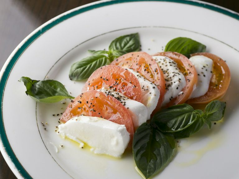 刺し身や寿司の合間に『石巻産のトマトとチーズのサラダ』