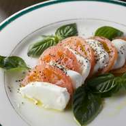 しっかりしたトマトと、厚く切ったモッツァレラチーズ。お魚料理の合間に、ちょっと変化をつけてみては？