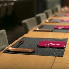 老舗の粋が伝わってくるカウンターのテーブルセッティング