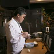 普段、ダシは日高の昆布、枕崎のかつお節を使って丹念にとります。毎日、同じ作業をしていますが、気候の変化の影響もあるのか、実際には毎日味が微妙に違います。命のダシには手を抜くわけにはいきません。