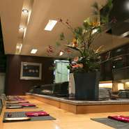 ほとんどオープンキッチンのような板場から、お客さまの表情と向き合って仕事をすることには違いありません。寿司ネタのこと、料理のコツ、あるいは世間話でもお気軽にお話ください。