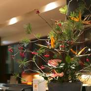 お料理の美学は、形をとどめるのはわずかな時間、食べてしまえば跡形もない。でもそれだからこそ、丹念に丹念に、工芸品に挑むようにして下ごしらえをします。世界に認められる日本料理の美学がそこにあります。