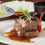 豚肉をメインにボリューム満点。日替りで様々な味わいを楽しめるので、毎日通っても飽きのこない美味しさ。