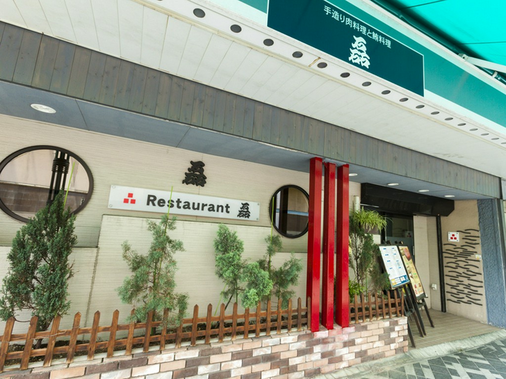 中央弘前駅より徒歩3分。県道3号線沿いにある大きな看板が目印