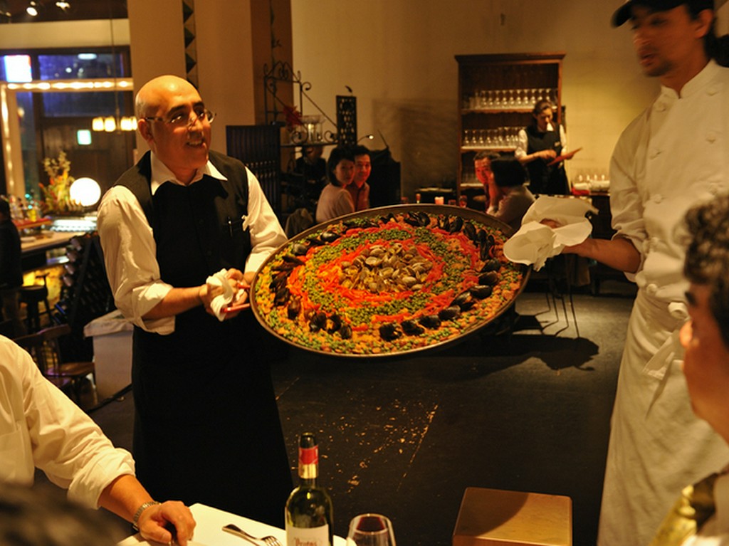 大鍋で炊き上げた名物の『特製パエリア』