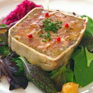 イベリコ豚のホホ・レバー・ノドなど様々な部位を絶妙に配合してつくったパテです。