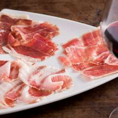 スペインの代表的な食材、イベリコ豚を厳選