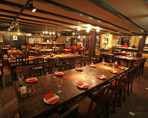 1Fのメインテーブル席です