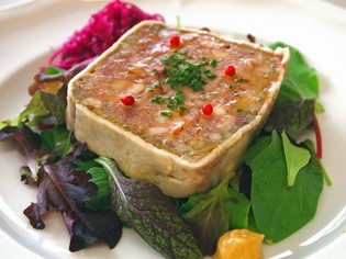 様々な部位の肉を組み合わせた『イベリコ豚のパテ　サラダ添え』