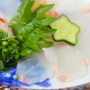 瀬戸内近海や北海道から天然ものにこだわって仕入れた魚介類。日替わりで楽しめます。