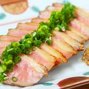 フランス料理で珍重される、ブランド鴨肉「シャラン鴨」が和食で味わえます。ねぎと粒入りマスタードで。