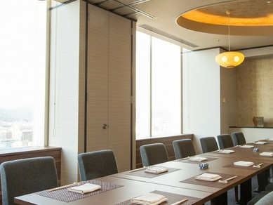 ホテル最上階からの景色を眺めながらお食事を