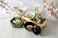 岡山県産の黒豚や海苔、連島産の風味豊かな蓮根、作州の上質な黒豆など、厳選された県産食材を贅沢に使用。さらに、県内の豊かな自然が育んだ甘美な苺や濃厚な蒜山ジャージー牛乳を使った極上デザートもご用意。