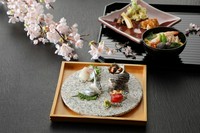 贅を尽くした錦会席を、さらに洗練された技で昇華させた特別な料理をご堪能いただけます。職人が選び抜いた食材を贅沢に使用し岡山産の美しい器に盛り付けてお届けいたします。