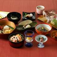 岡山藩の殿様たちが後楽園で過ごした中で食べていた御馳走を再現した会席。殿様気分を感じて頂ける尾頭付きの小鯛や、豪華なバラ寿司など、様々な工夫や料理人の知恵が詰まった料理の数々をご堪能ください。