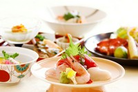 旬の良質な素材を使い、丁寧に調理しました。華やかに盛られたお膳は週替わりで、その週でしか味わうことのできない御膳となっております。

