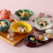 春の訪れとともに山野に芽吹く山菜をはじめ、やわらかく炊き上げた飯蛸の煮物、繊細な味わいの白魚の揚げ物など、旬の恵みをふんだんに取り入れました。春の息吹を感じる品々を、心ゆくまでお楽しみください。
