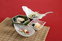 蒜山高原のジャージー牛乳や富原茶などをはじめ真庭地域で生産される味噌や醤油、真庭産の野菜、葡萄など彩り豊かなお料理をお楽しみいただけます。