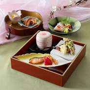 今の季節にぴったりのお花見弁当をイメージしたランチ。鯛のお造りや香ばしく焼き上げた鰆、岡山名産のママカリや黄ニラなど地元ならではの味覚を存分にお楽しみいただけます。春の味わいをご堪能ください。