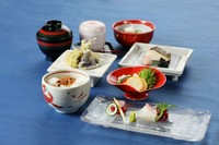真庭の大地が育んだ豚肉を主役に、発酵食品、蒜山ワインの魅力を一膳一膳に込めた季節感じる御膳。