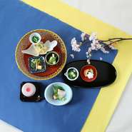 桜海老、白魚、蛸などの春の訪れを感じる海産物をはじめ、鰆の焼き物、筍と若布の煮物など、メインとなる籠に様々な料理を盛り込んだランチ。