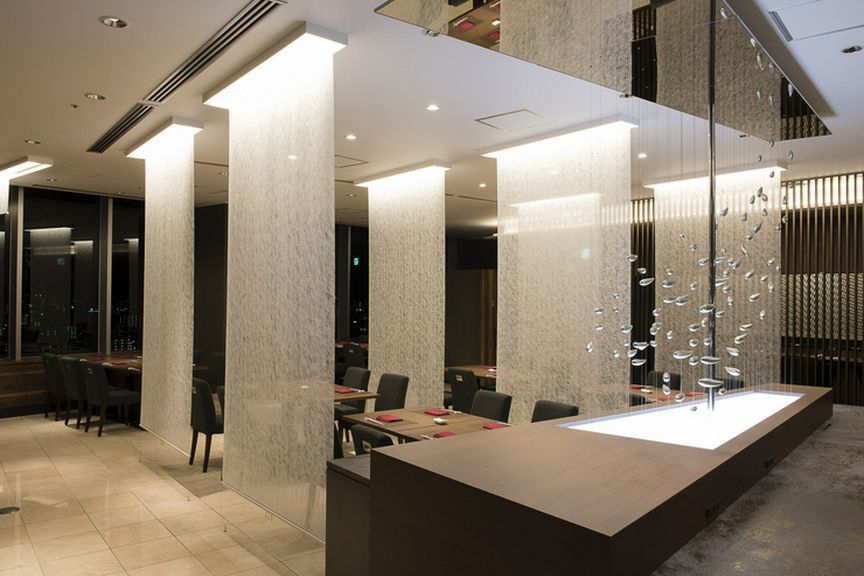 ホテルのメインダイニングにふさわしい、落ち着きのある空間