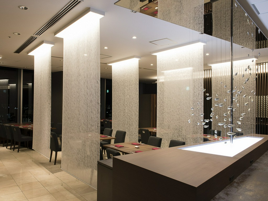 ホテルのメインダイニングにふさわしい、落ち着きのある空間