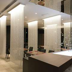 ホテルのメインダイニングにふさわしい、落ち着きのある空間