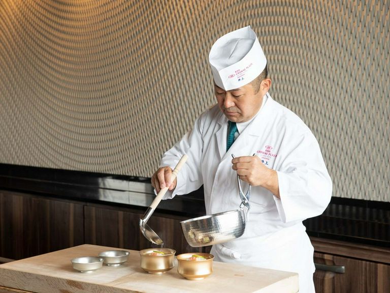 熟練の技と丁寧な仕事で、端正な和食を楽しませてくれる料理長