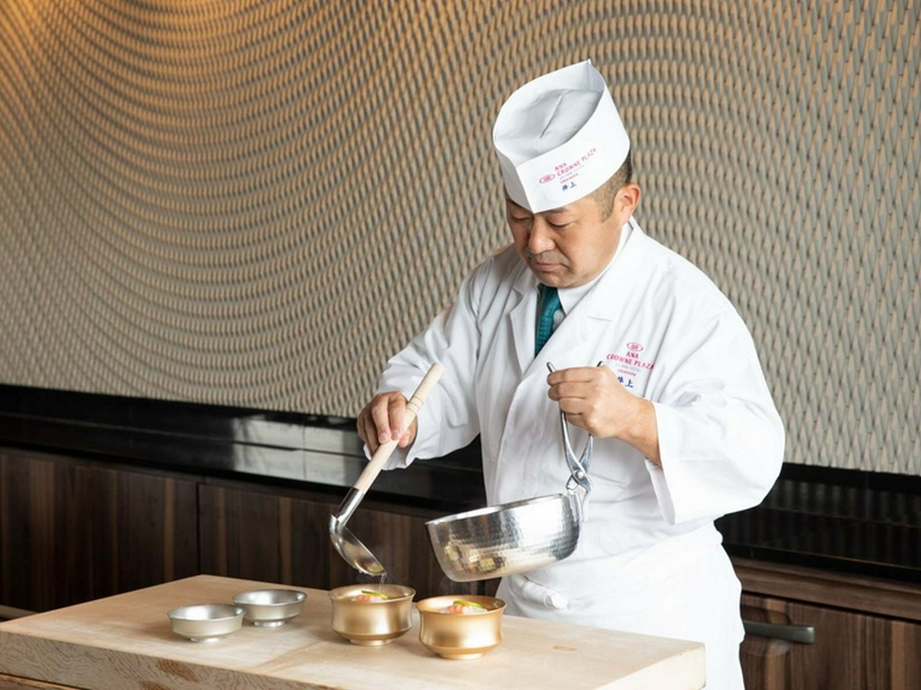 熟練の技と丁寧な仕事で、端正な和食を楽しませてくれる料理長