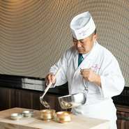 熟練の技と丁寧な仕事で、端正な和食を楽しませてくれる料理長