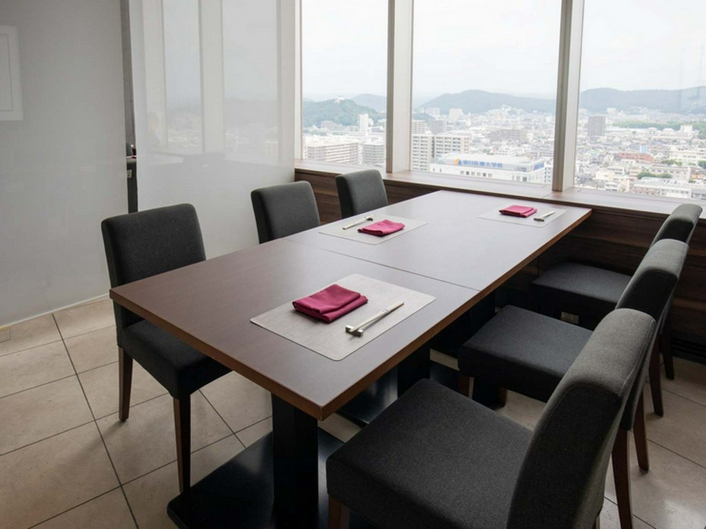 最上階から岡山の街を一望。ディナーはきらびやかな夜景とともに