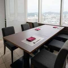 最上階から岡山の街を一望。ディナーはきらびやかな夜景とともに