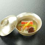 出汁や素材にこだわって作る和食は、味はもちろん、見た目にも細心の気を配ります。目でも楽しめるのが和食のおもてなしの基本。洋皿を使ったりと、伝統だけにこだわらない自分らしさを大切にしています。