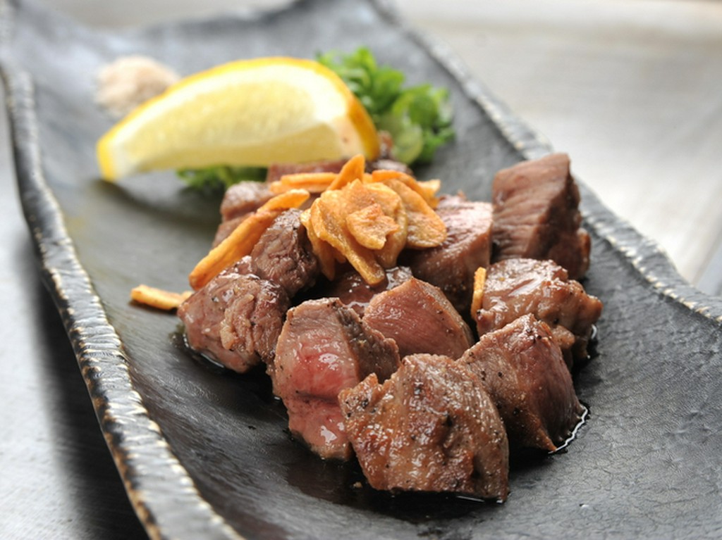 噛みしめるほどにお肉の旨味を味わえる『牛タンステーキ　100g』